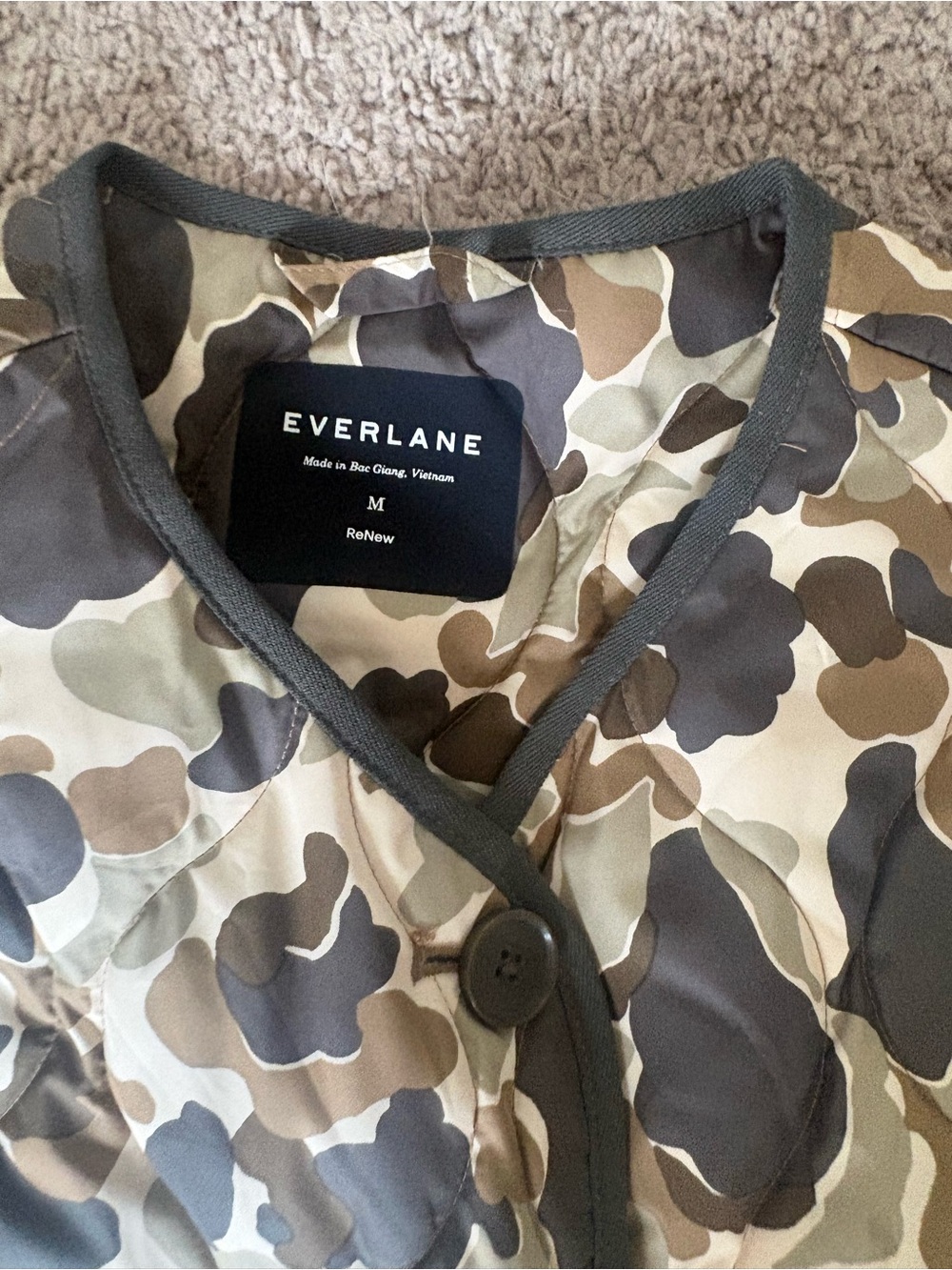 Everlane Quilted Button-Up Jacket in Olive and Tan Camo - medium - Picture 3 of 3